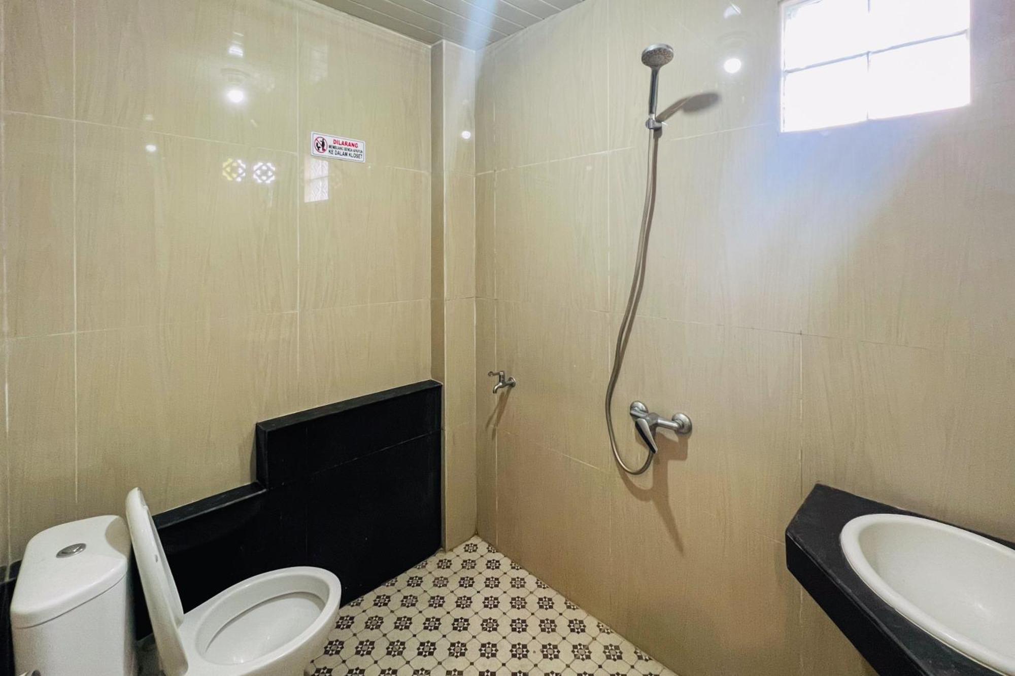 Teratai Residence Mitra Reddoorz Медан Екстериор снимка